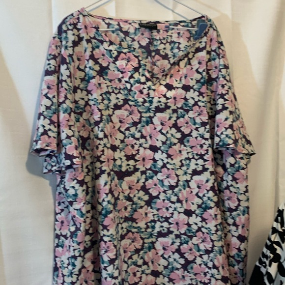 Lane Bryant Tops - Lane Bryant 5X Blouse/Top- Floral Tunic Short Sleeves. Slenderizing V- Neck EUC